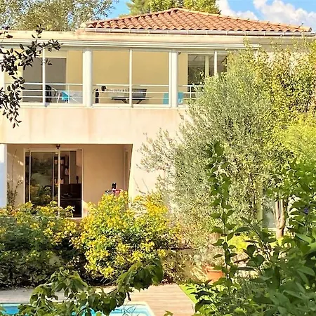Magnificent House With Pool And Garden Villa